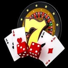 Pemain menikmati permainan Blackjack online dengan dealer asli dalam sesi kasino langsung
